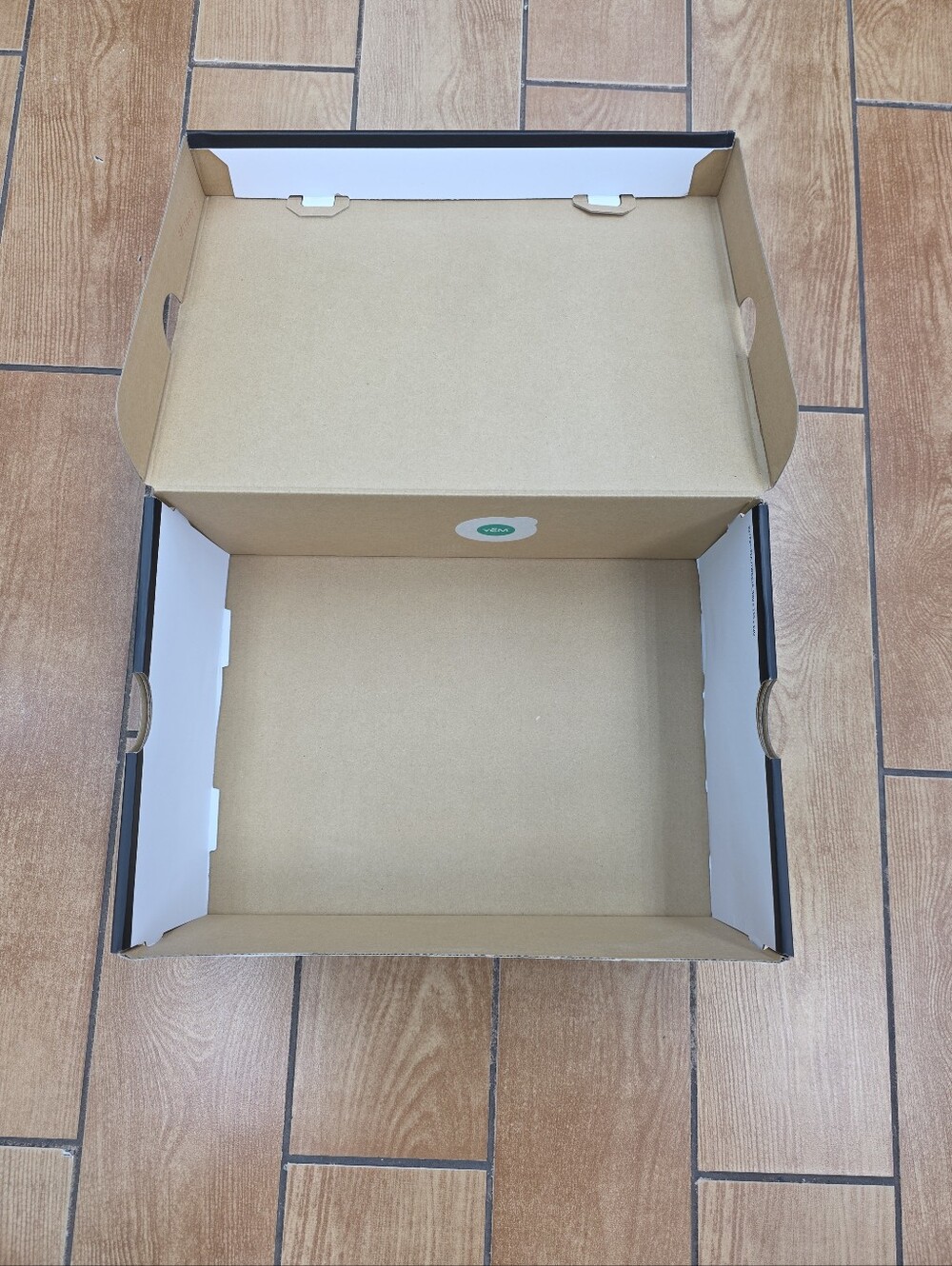 Empty Shoe Box - Picture 6 of 6